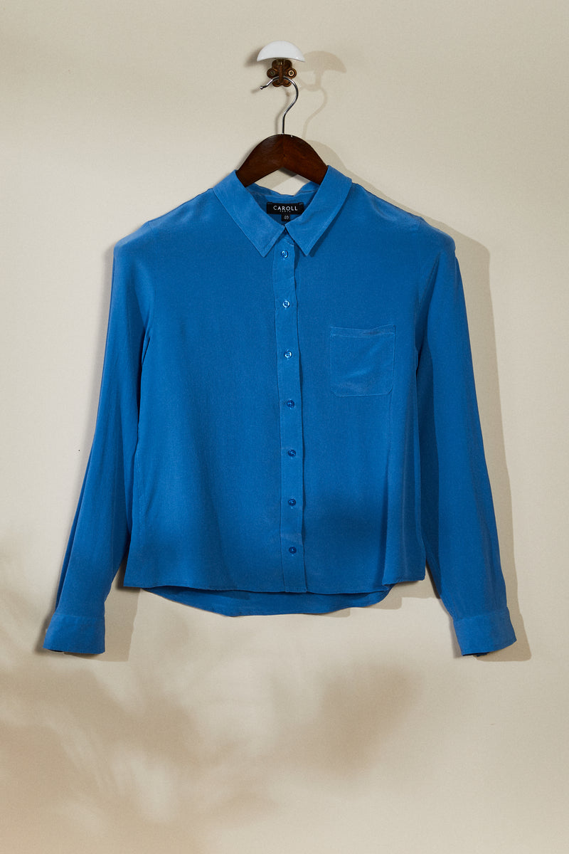 Chemise en soie bleue classique