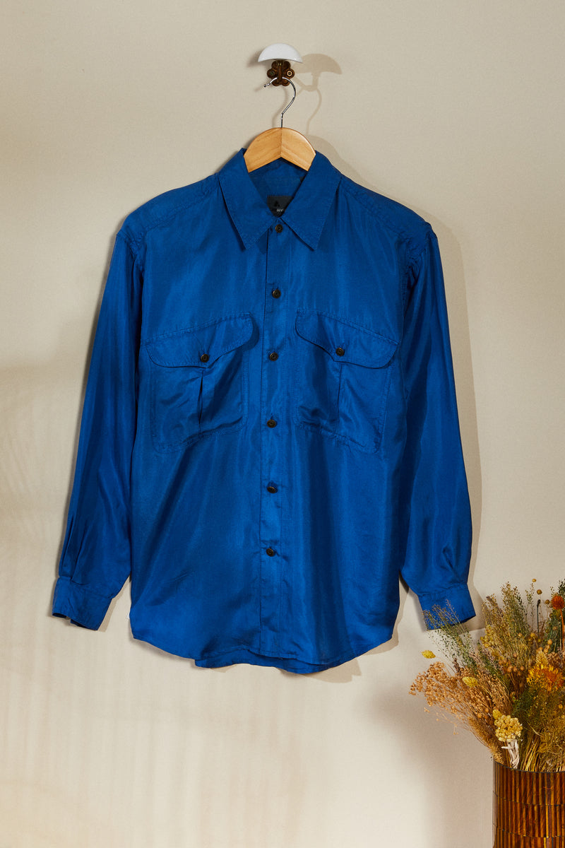 Chemise en soie bleue avec épaulettes