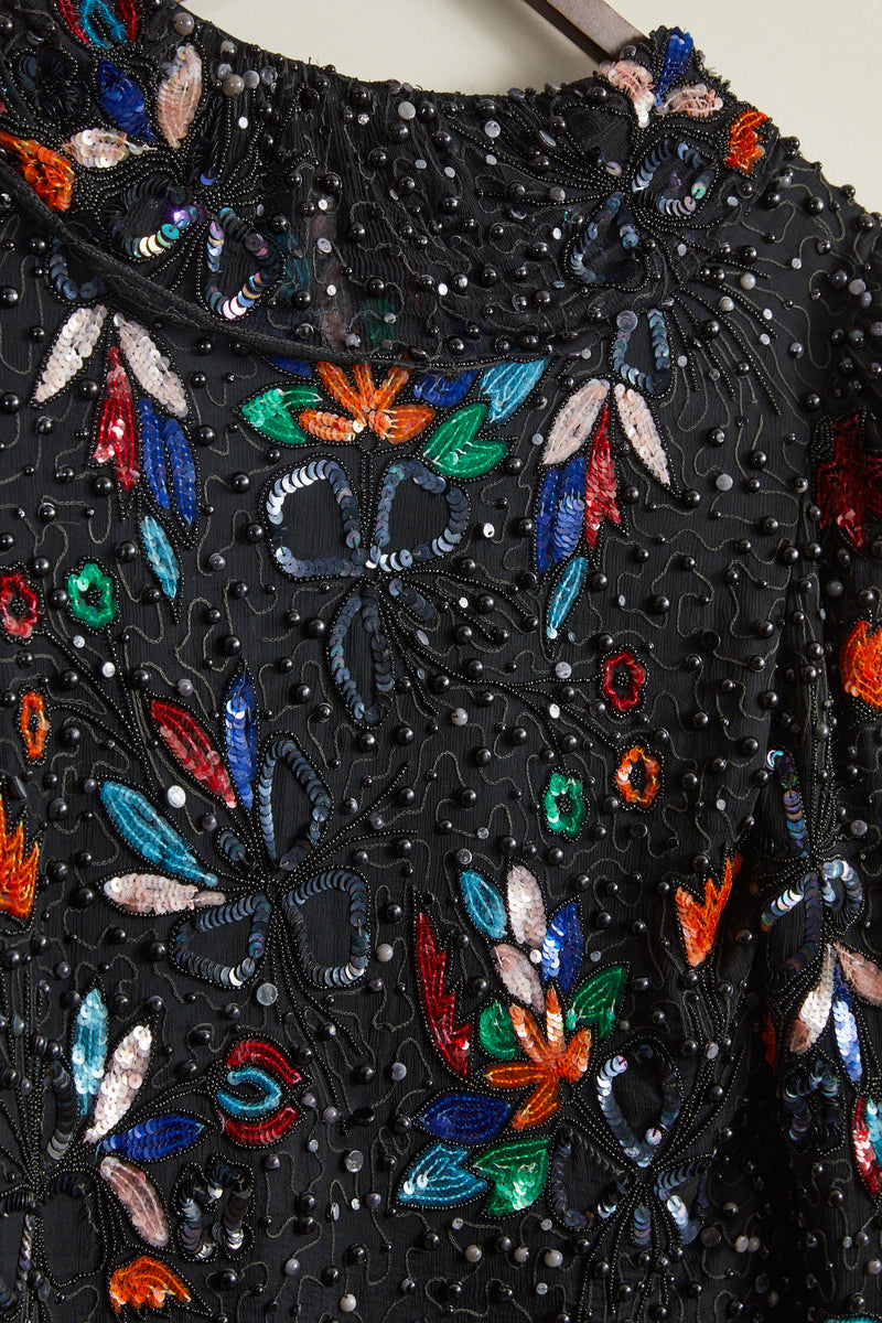 Veste noire courte en soie brodée perles et sequins