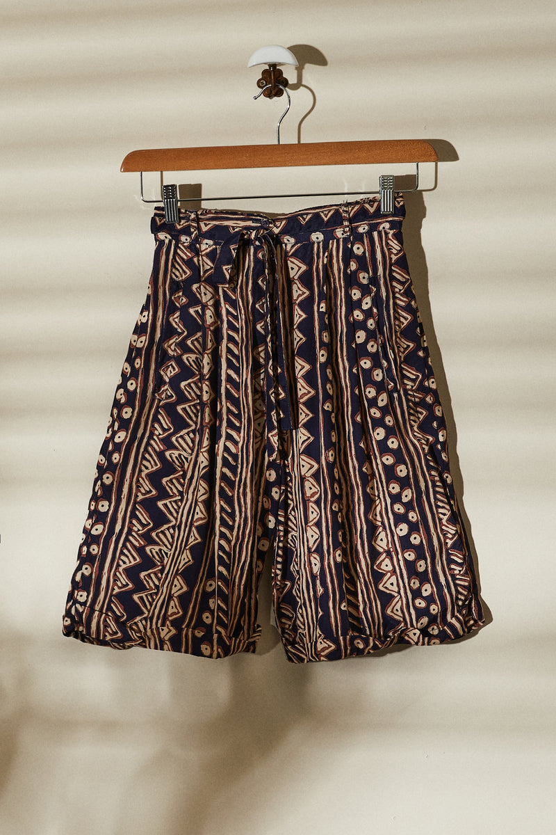 Short taille haute imprimé marine large