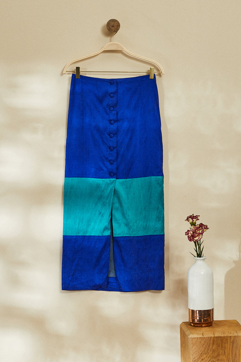 Jupe midi en soie boutonnée bleue droite