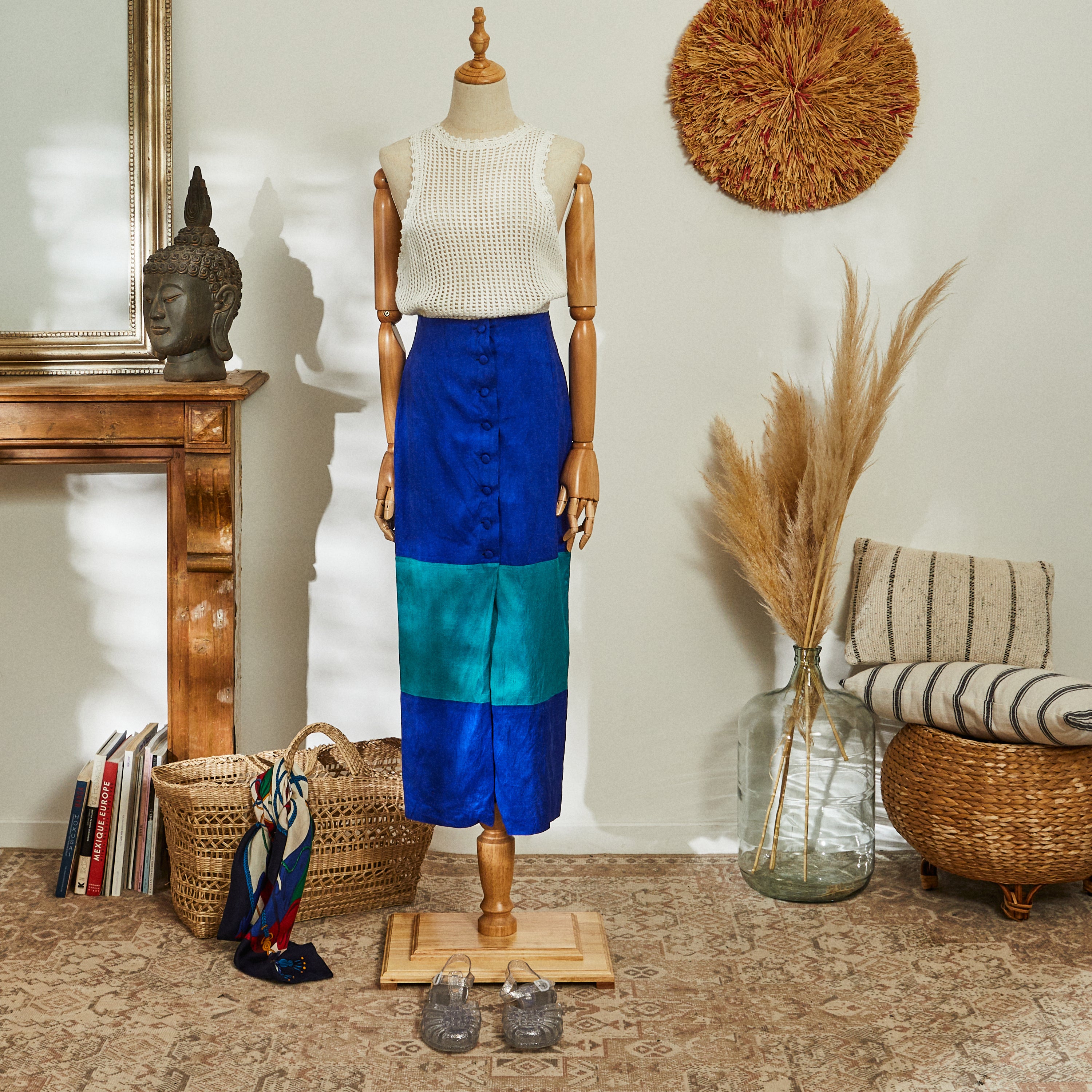 Jupe midi en soie boutonnée bleue droite