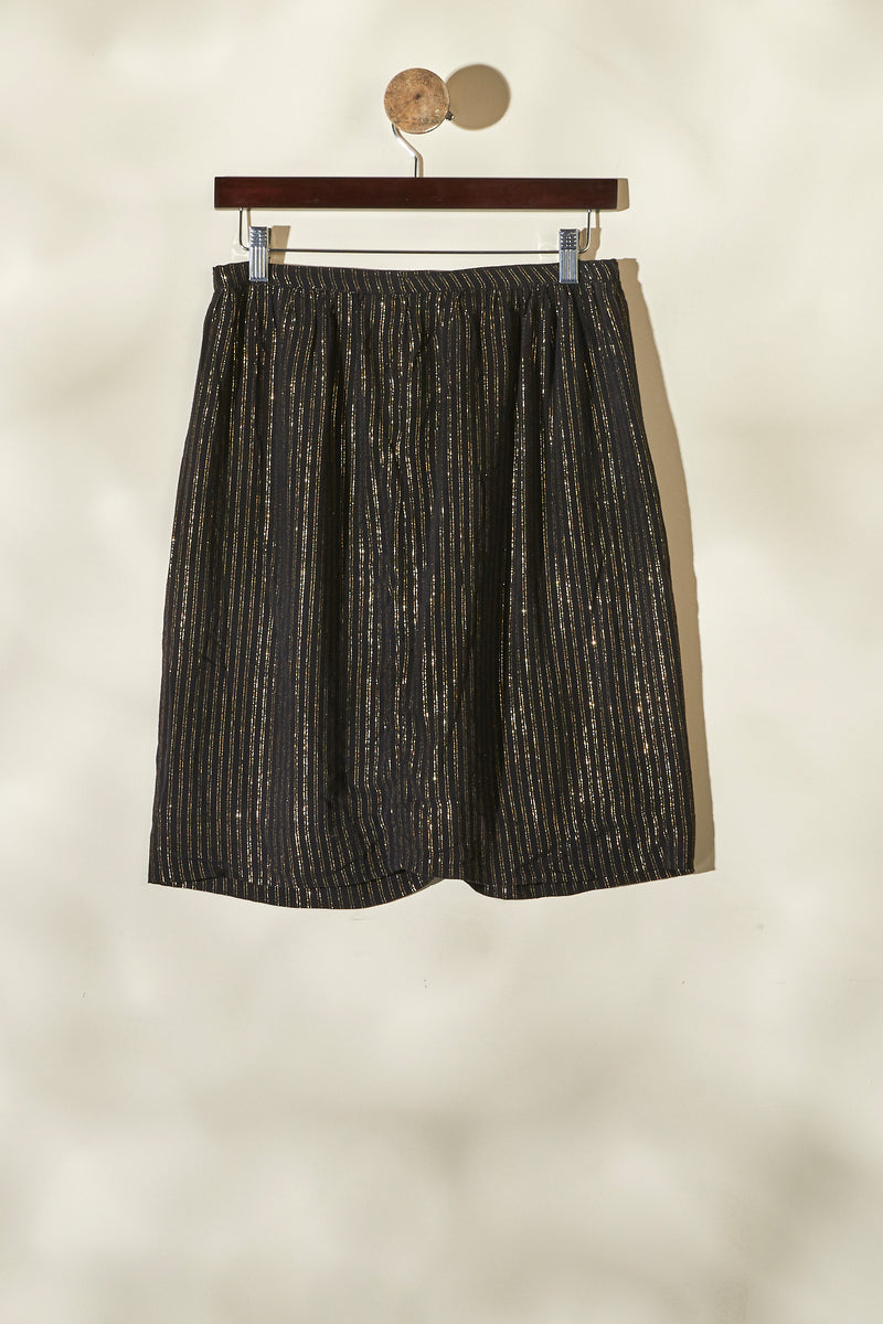 Short skirt with black gold threads