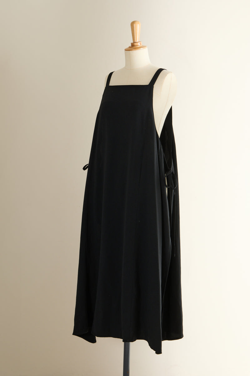 Robe tablier noire à nouer