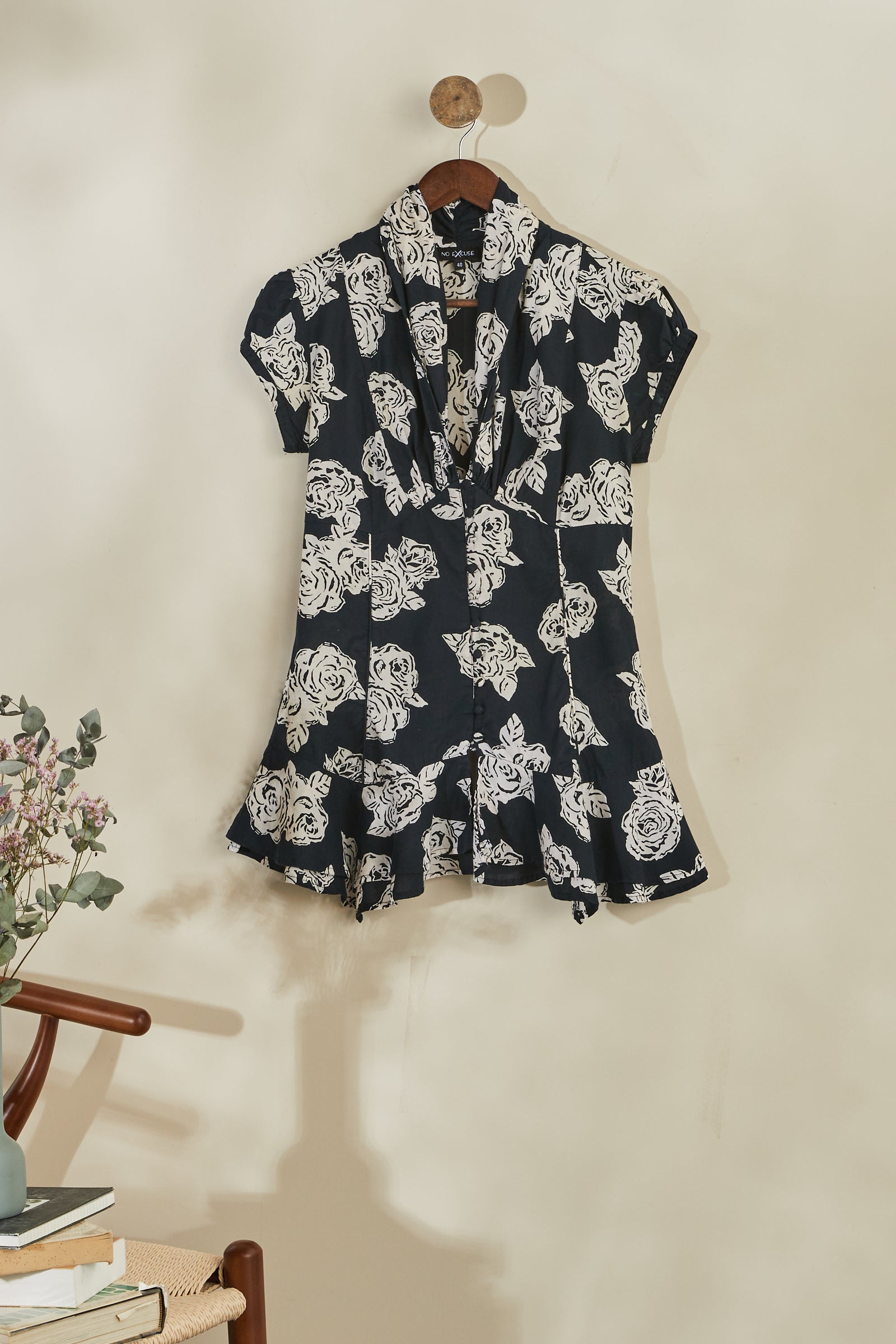 Robe courte boutonnée à fleurs noire