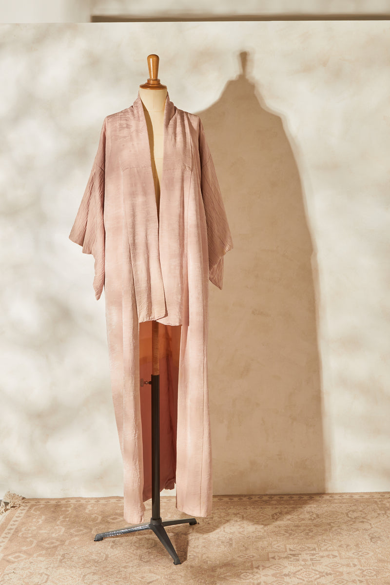 Kimono long en soie rose texturé