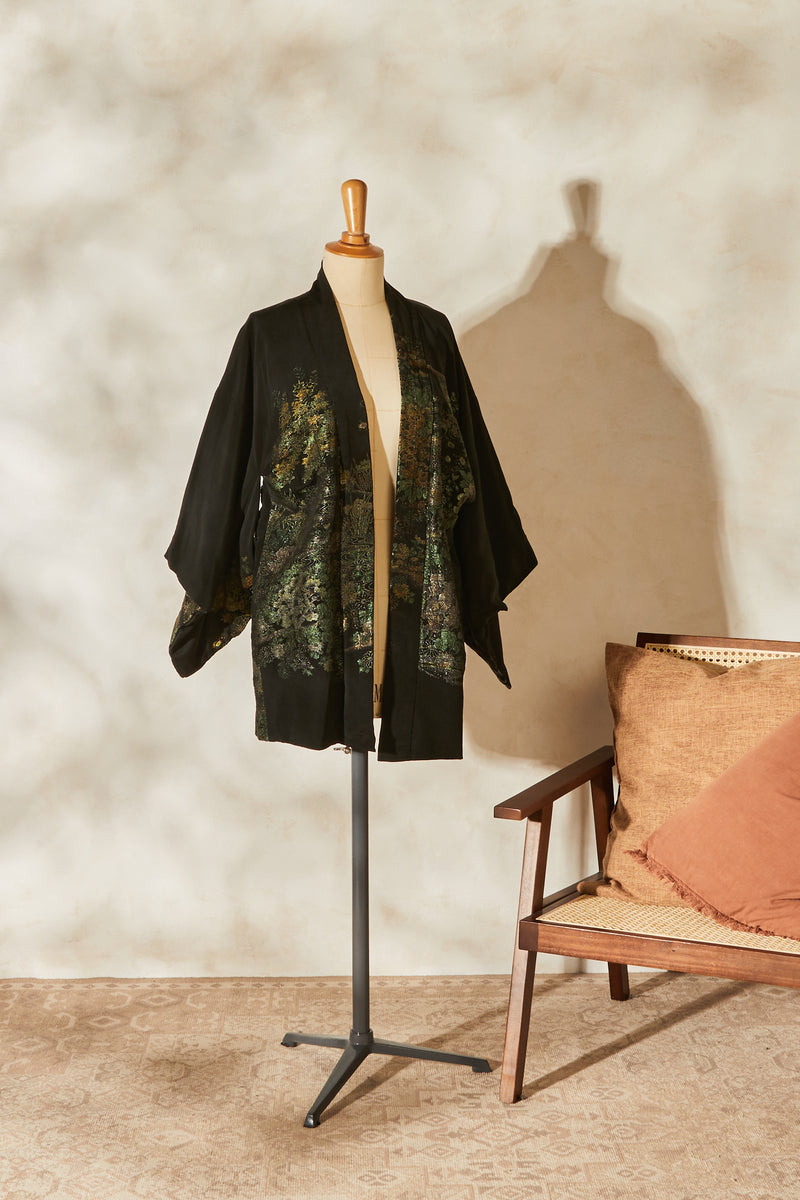 Kimono court en soie noir à motifs irisés