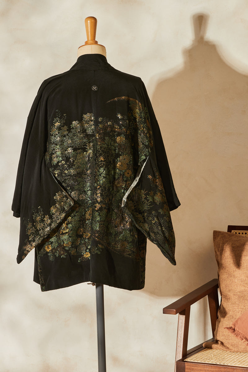 Kimono court en soie noir à motifs irisés