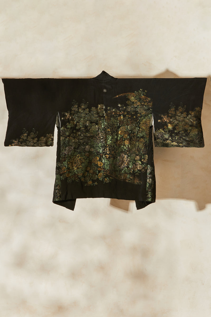 Kimono court en soie noir à motifs irisés
