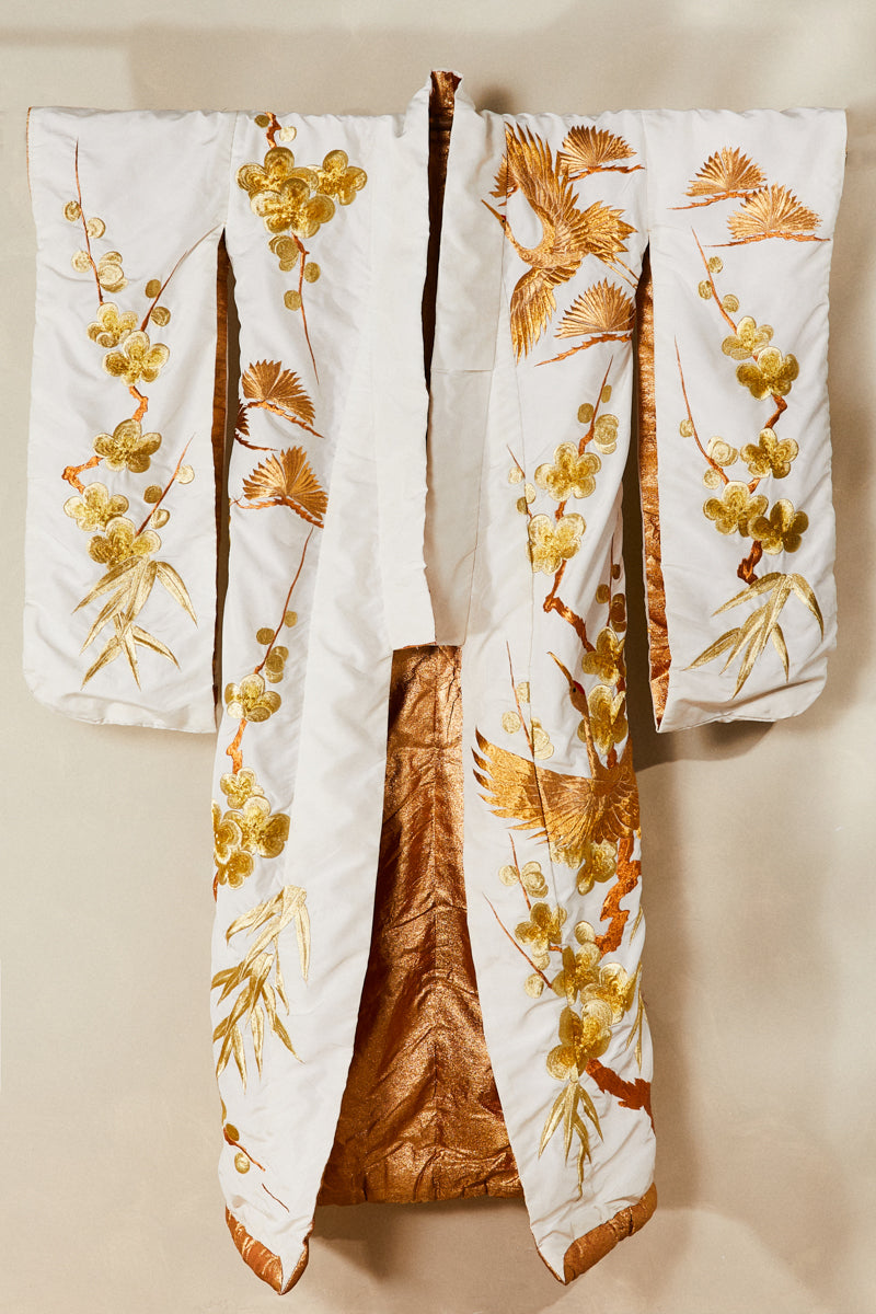 Kimono long de cérémonie en soie blanc brodé or