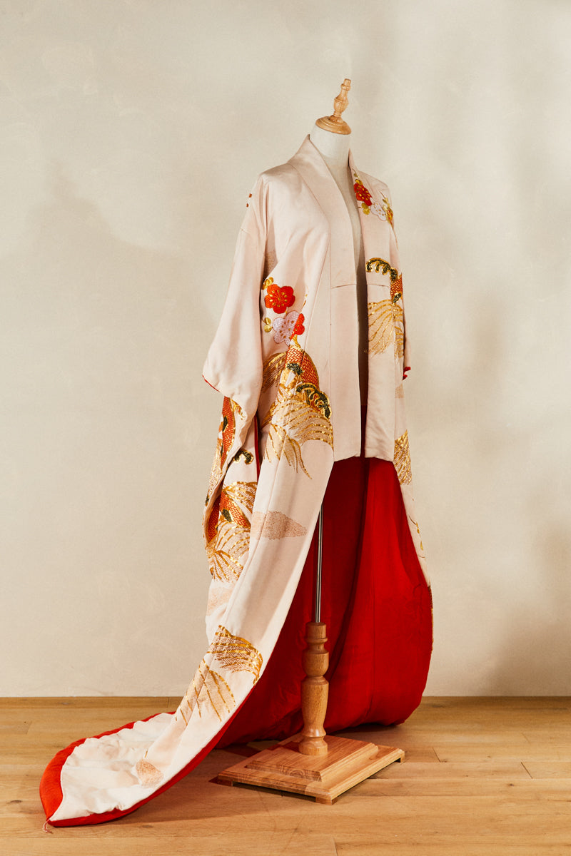 Kimono long de cérémonie en soie beige brodé or