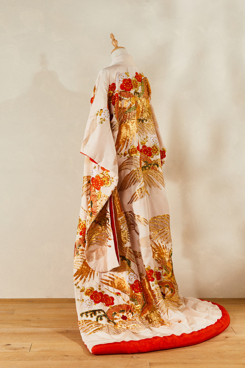 Kimono long de cérémonie en soie beige brodé or