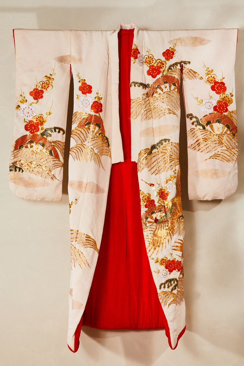 Kimono long de cérémonie en soie beige brodé or