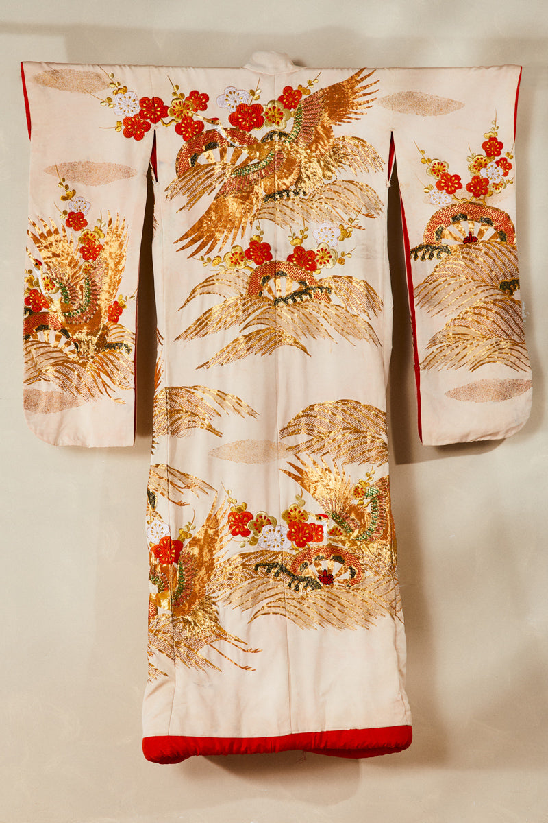 Kimono long de cérémonie en soie beige brodé or