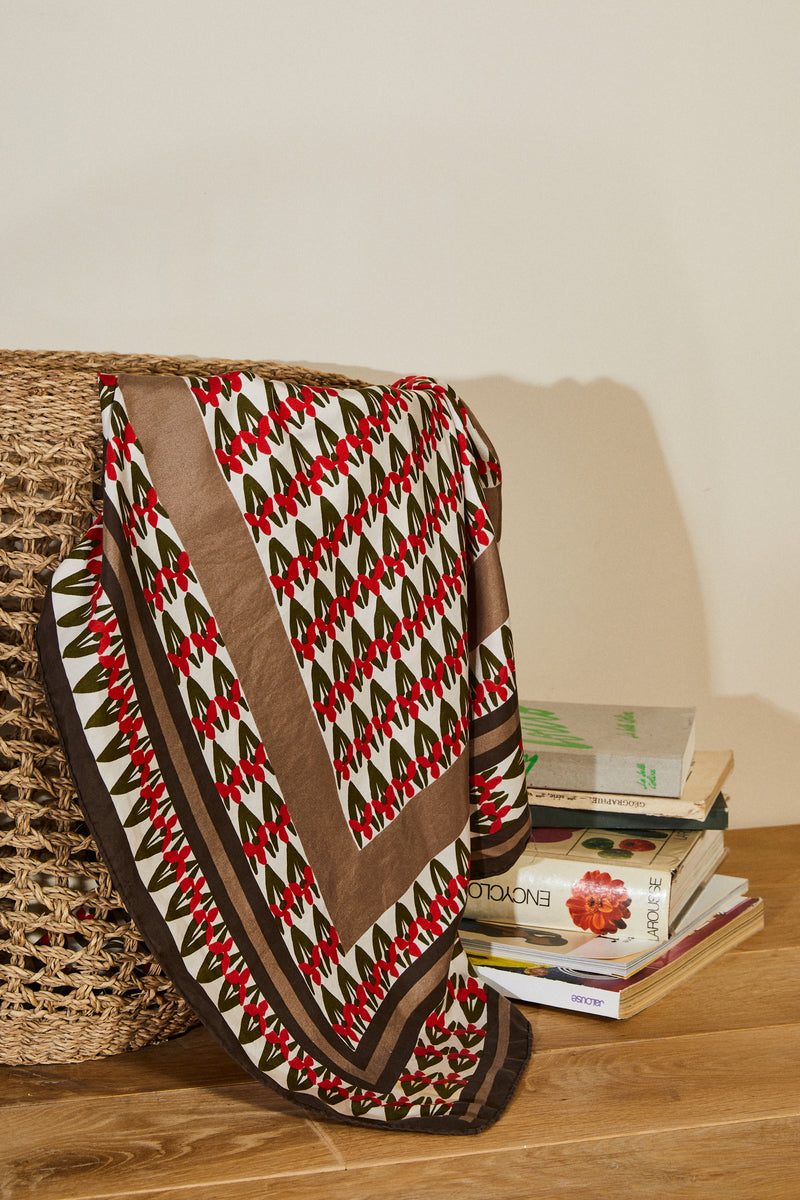 Foulard en soie imprimé graphique rouge et ocre