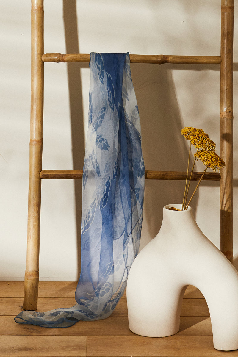 Foulard en soie imprimé fantaisie bleu clair