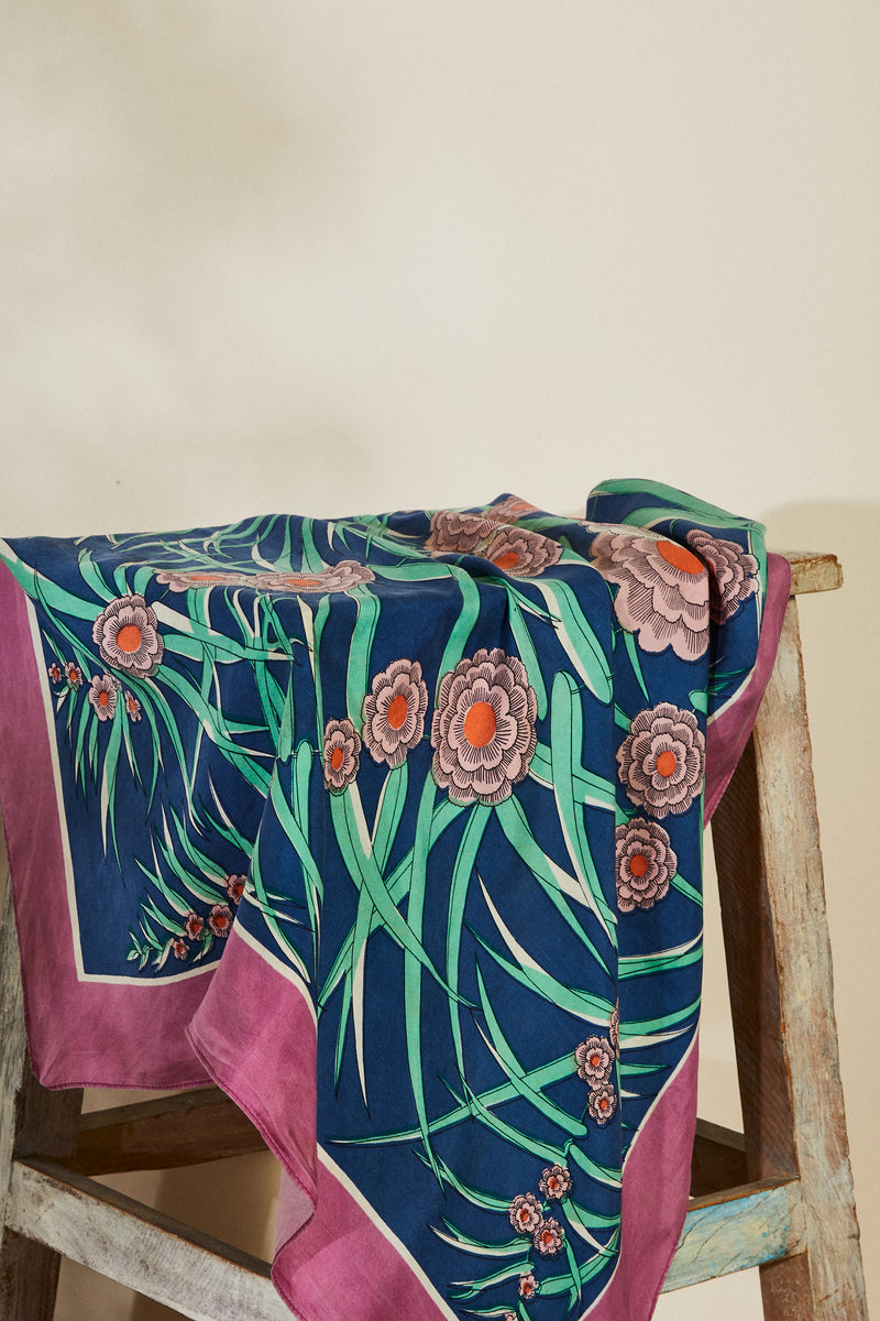 Foulard en soie imprimé à fleurs rose