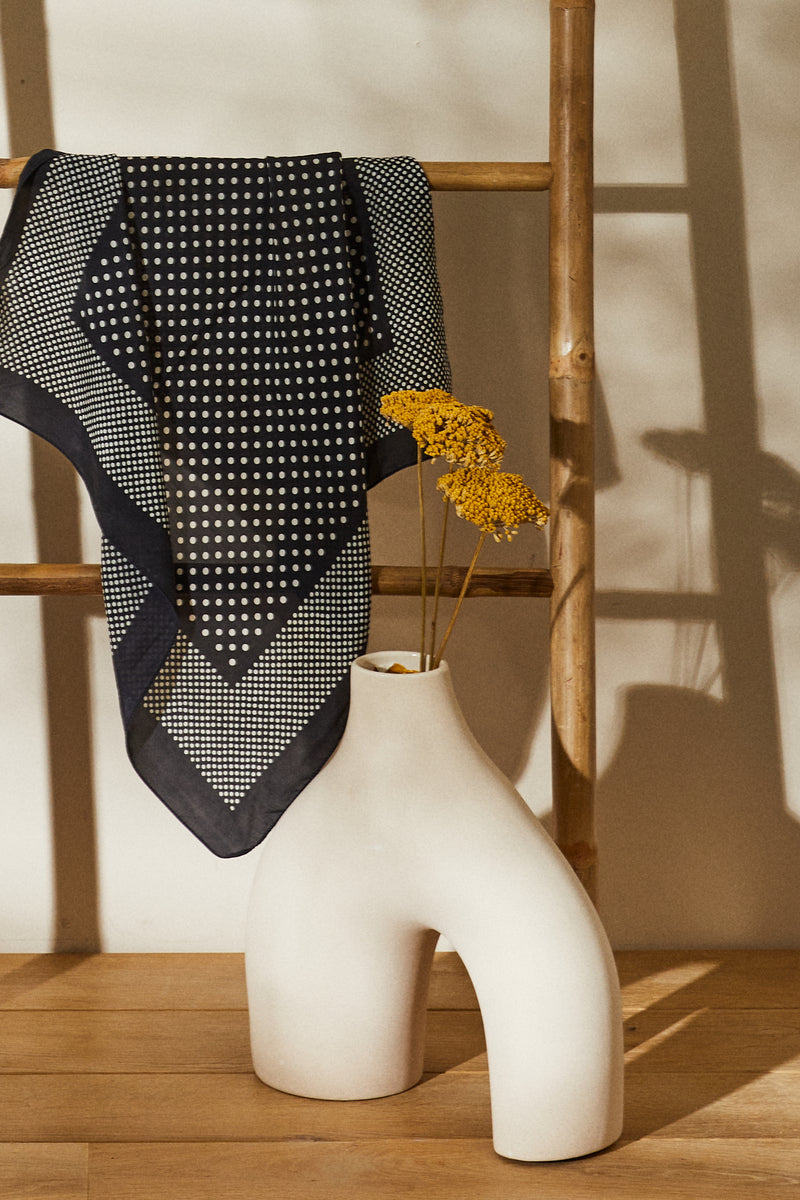 Foulard en soie imprimé à pois noir