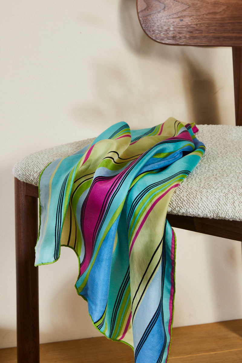 Foulard en soie imprimé graphique coloré