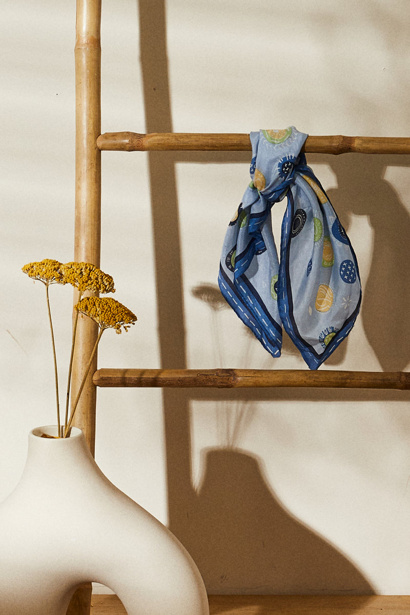 Foulard en soie imprimé fantaisie bleu