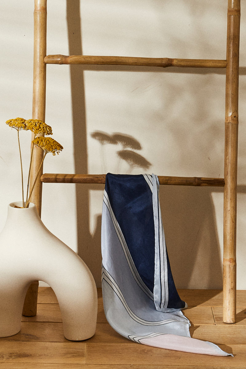 Foulard en soie imprimé graphique bleu marine