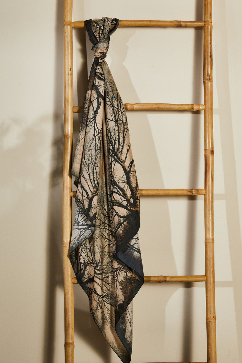 Foulard en soie imprimé arbres en hiver gris