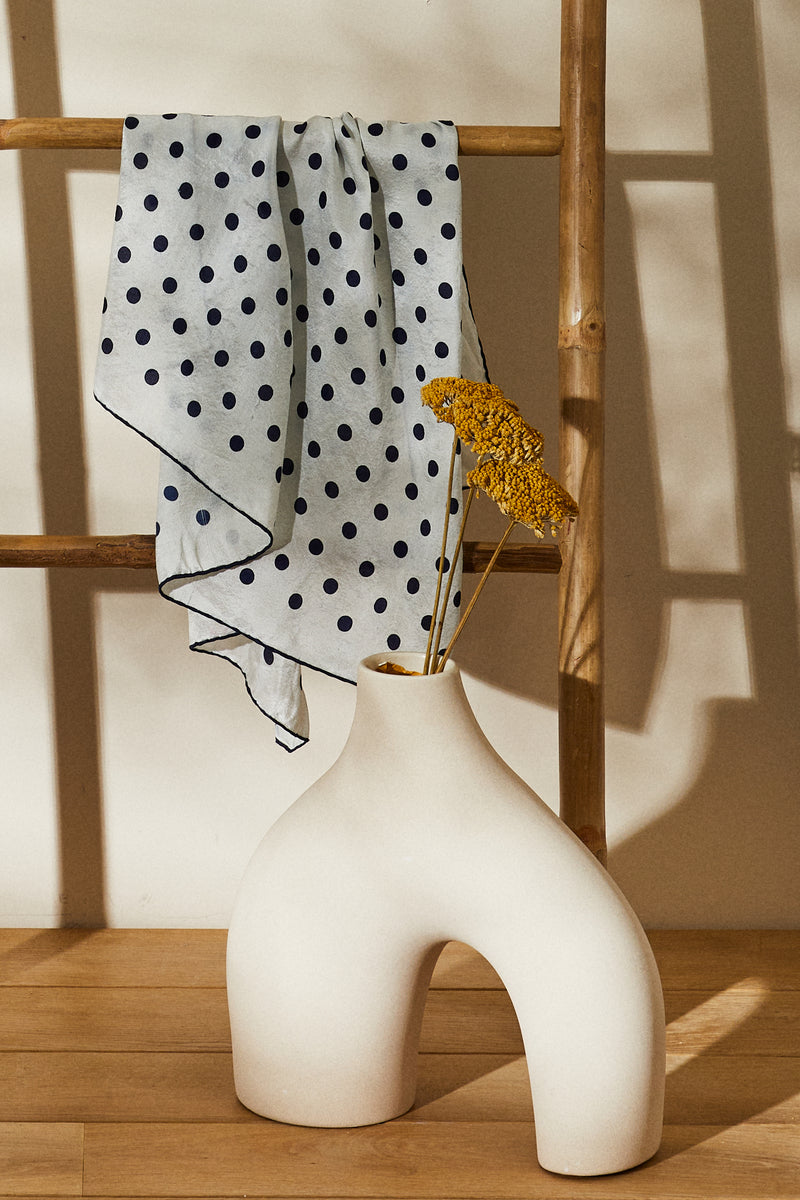 Foulard en soie imprimé à pois bleu