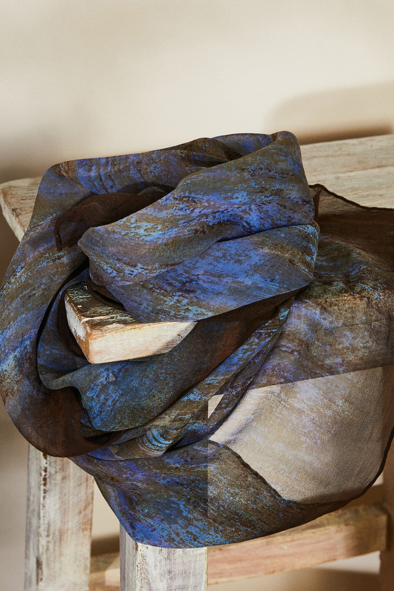 Foulard en soie imprimé abstrait bleu marine