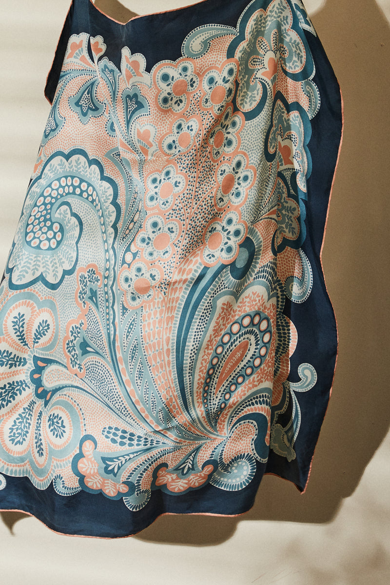 Foulard en soie imprimé fleuri bleu clair