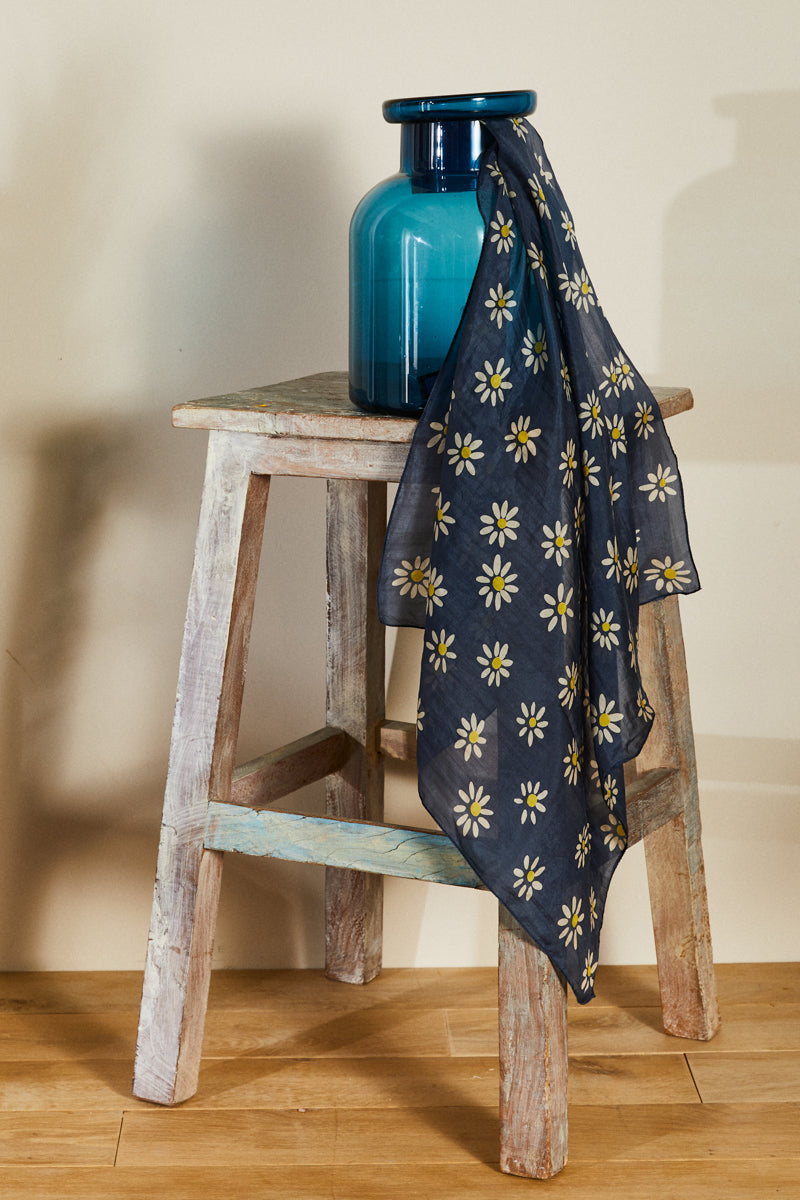 Foulard en soie imprimé marguerites bleu