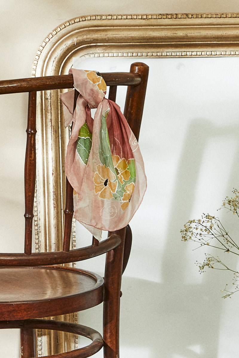 Foulard en soie imprimé fleuri rose poudré