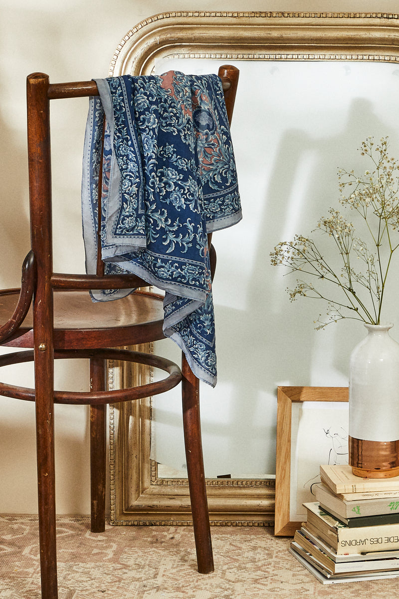 Foulard en soie imprimé fleuri bleu