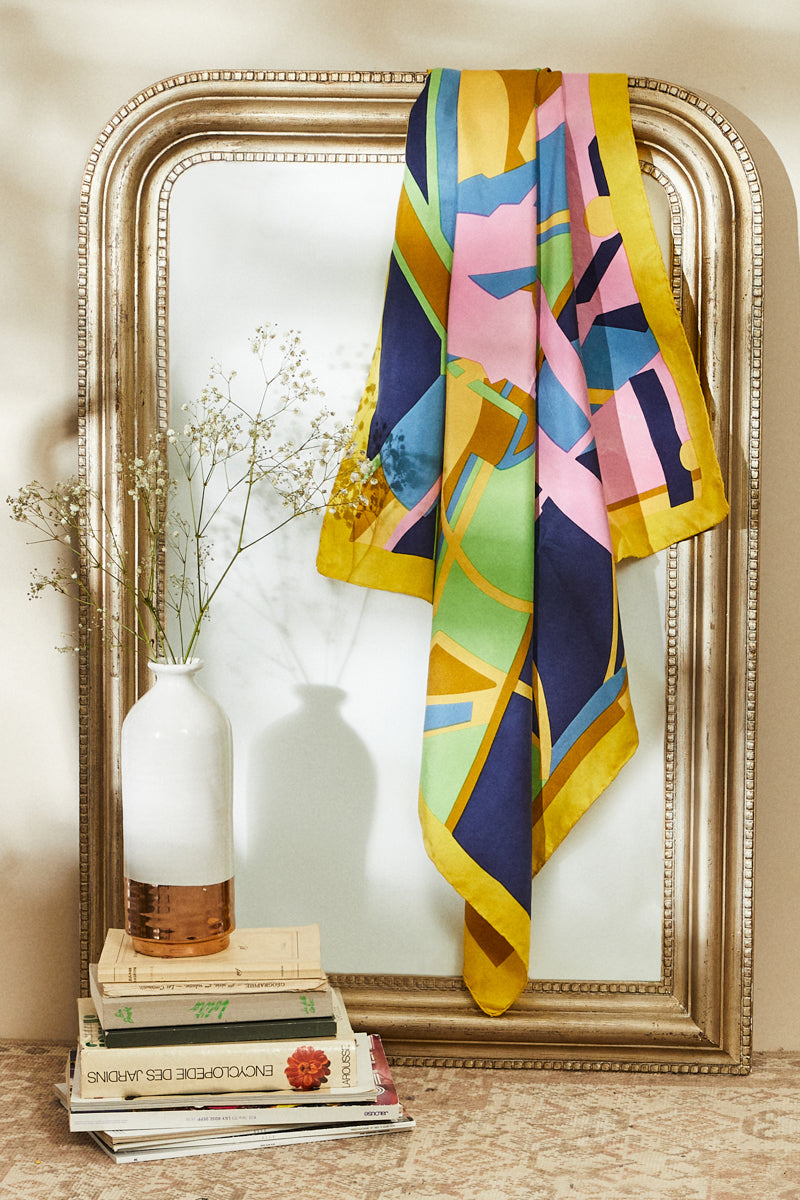 Foulard en soie imprimé formes graphiques