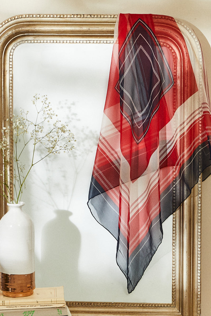 Foulard en soie imprimé graphique bleu et blanc
