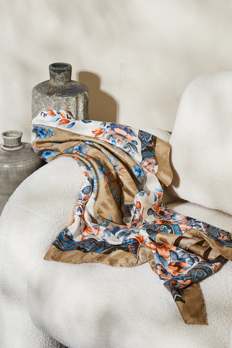 Foulard en soie à motifs fleurs taupe