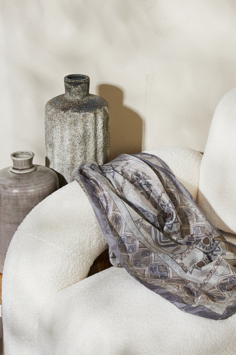 Foulard en soie à motifs gris