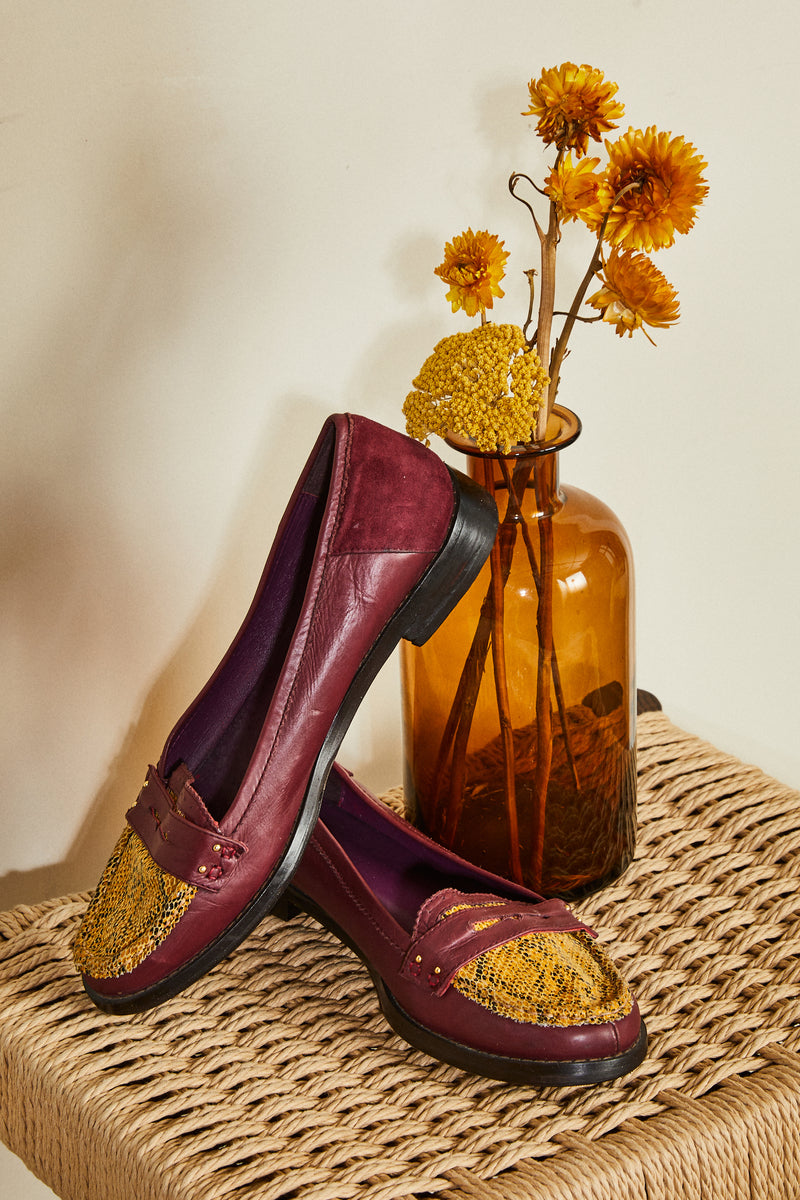 Burgundy snake moccasins - Size 38