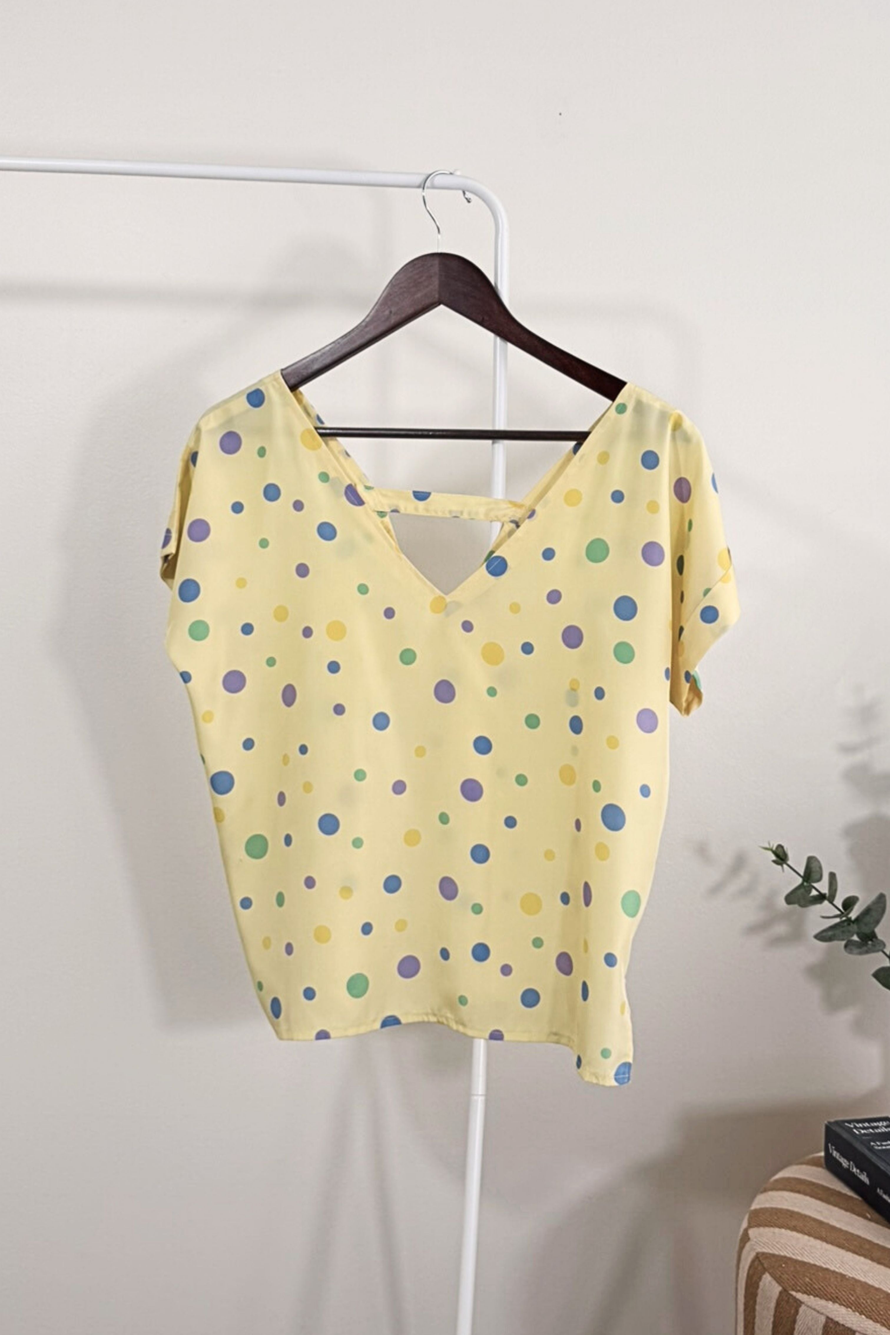 Blouse jaune en soie à pois colorés