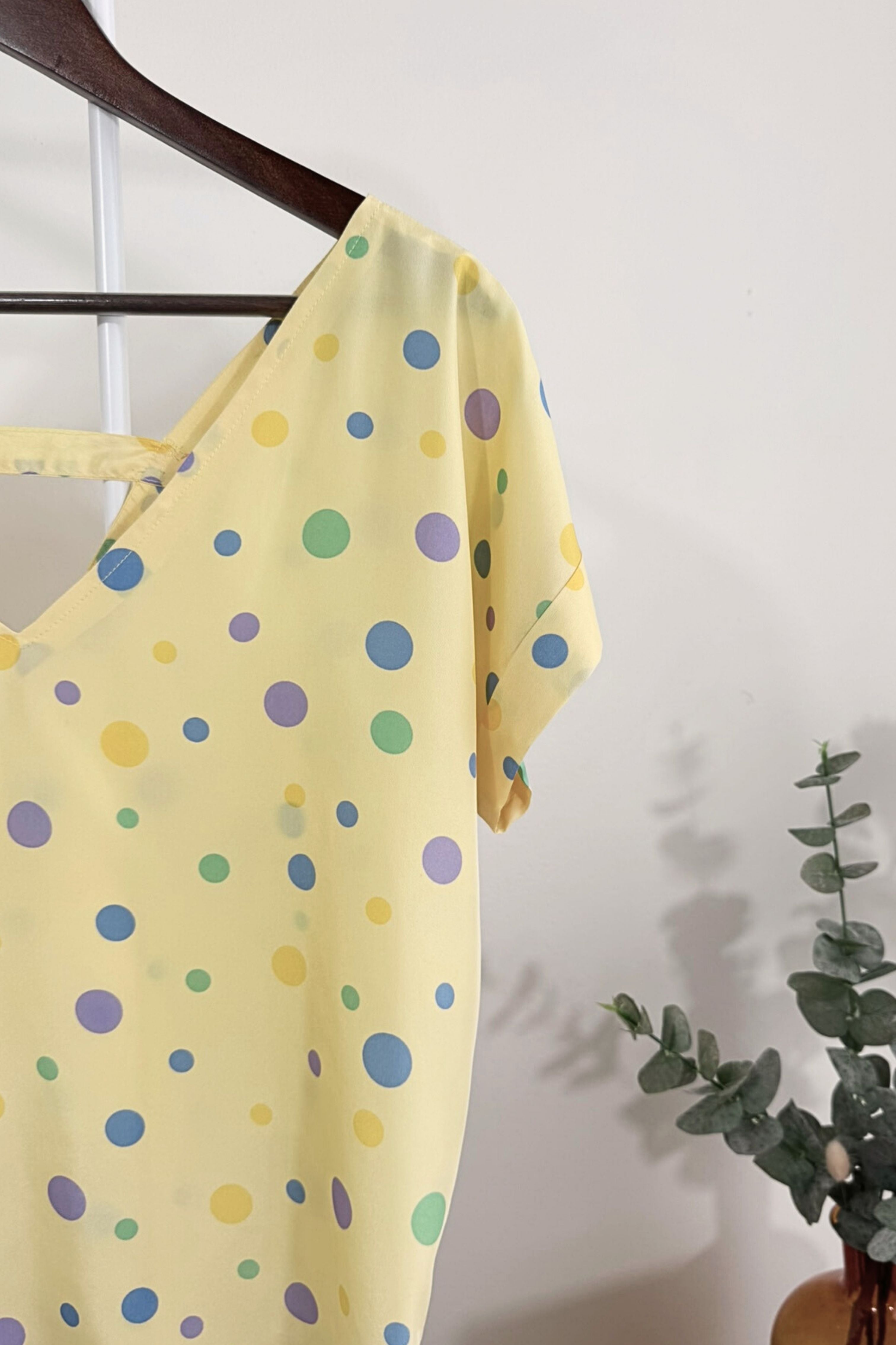 Blouse jaune en soie à pois colorés