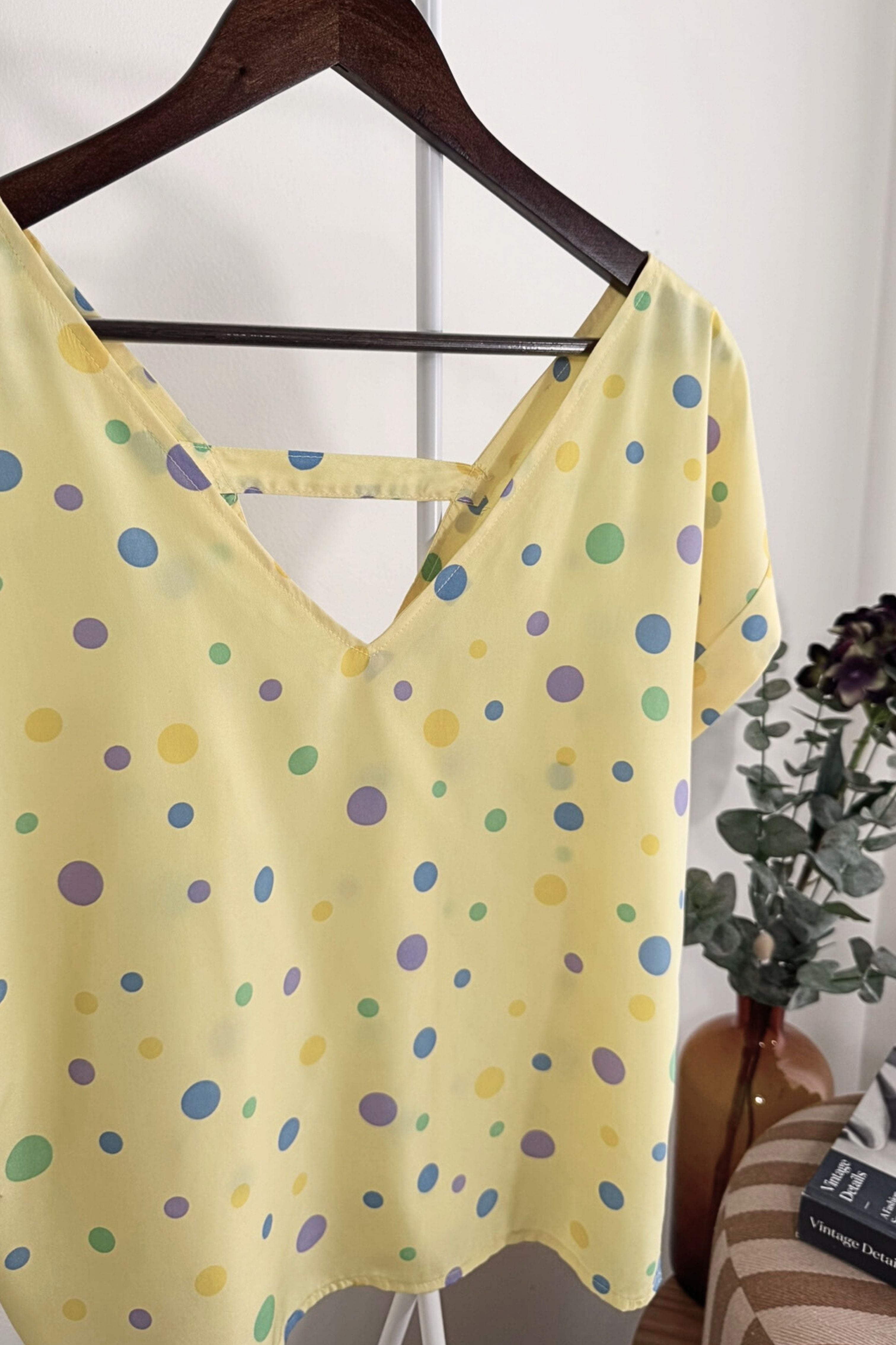 Blouse jaune en soie à pois colorés