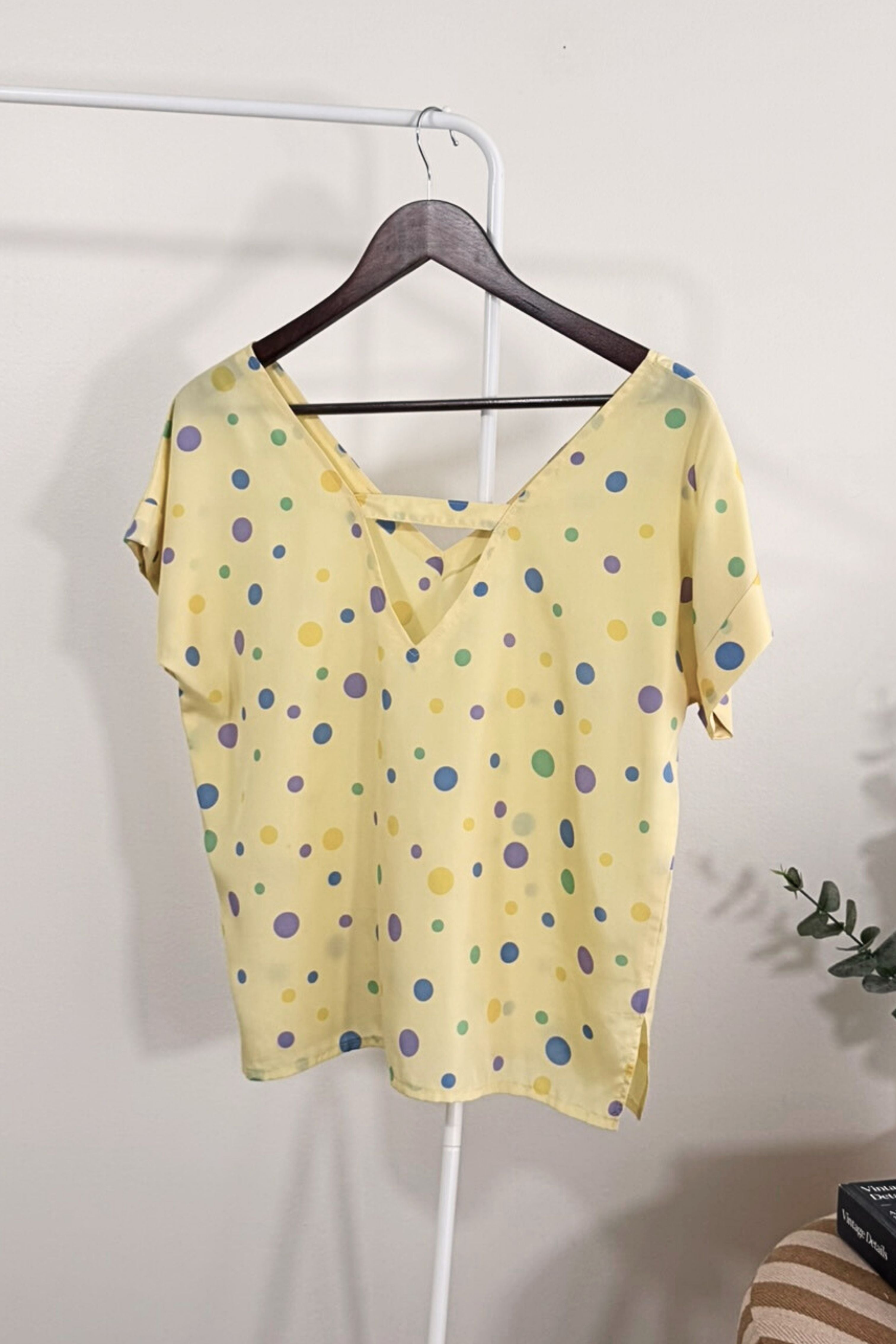 Blouse jaune en soie à pois colorés