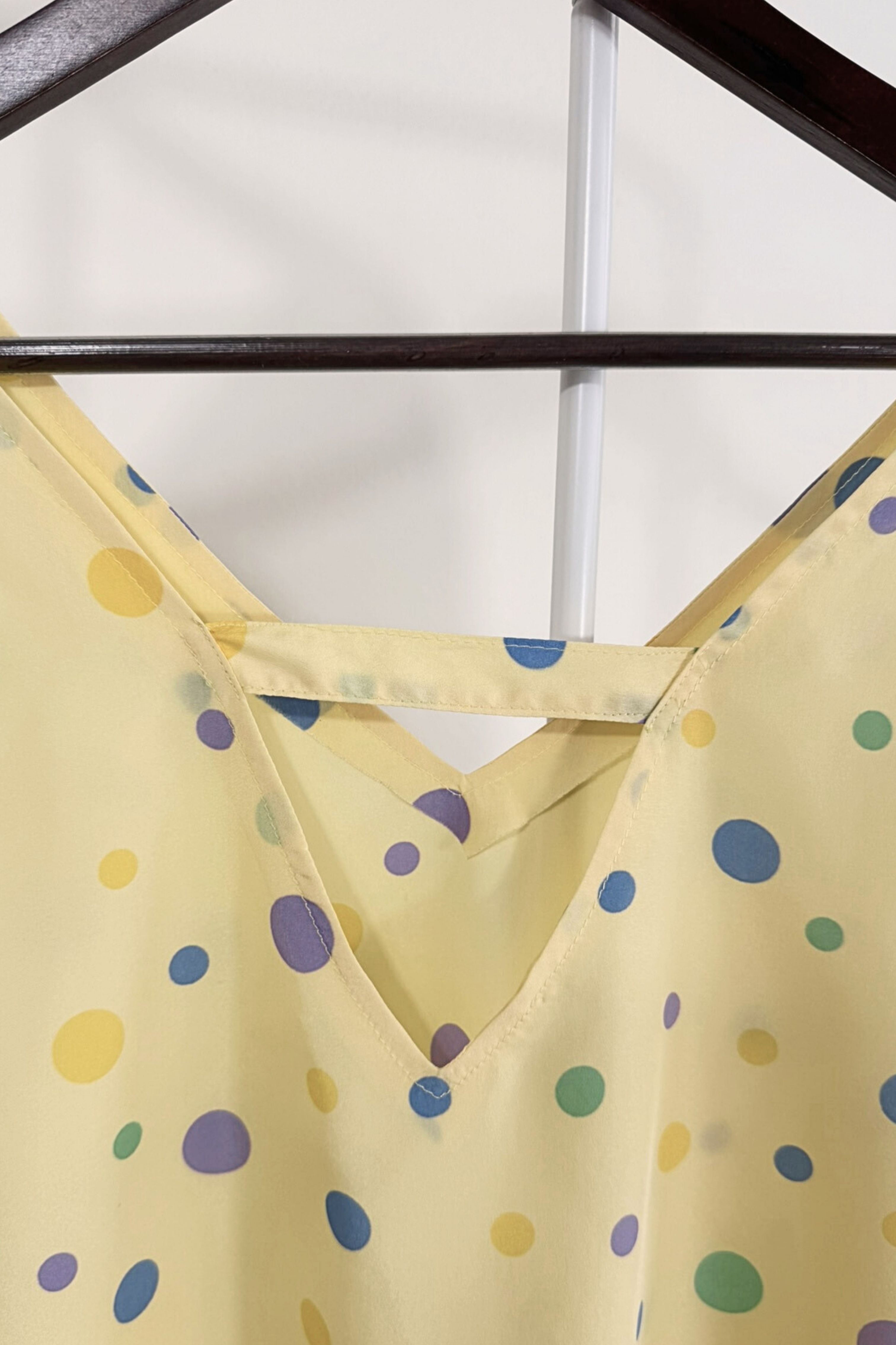 Blouse jaune en soie à pois colorés