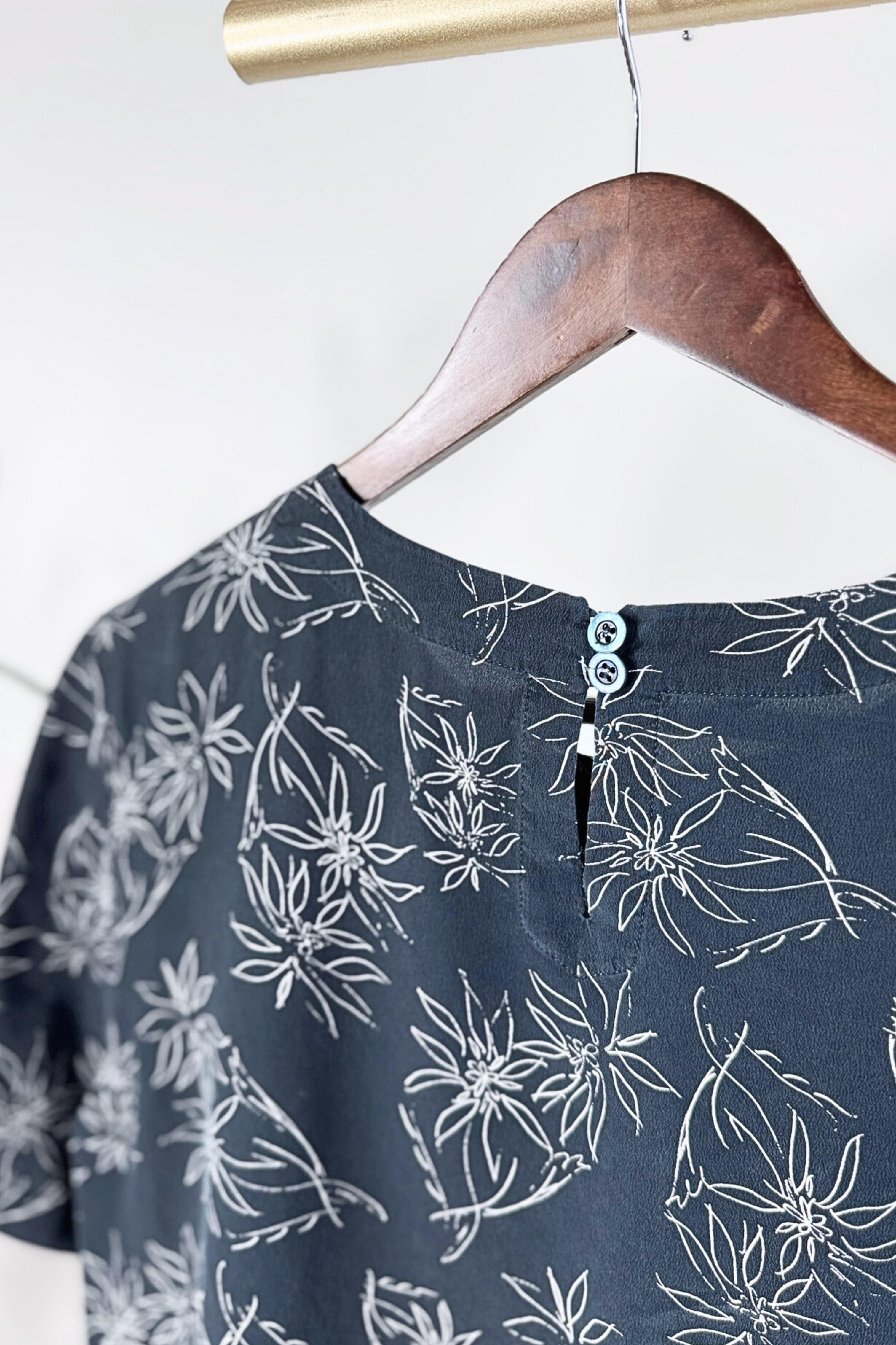 Blouse en soie Escada à fleurs noire