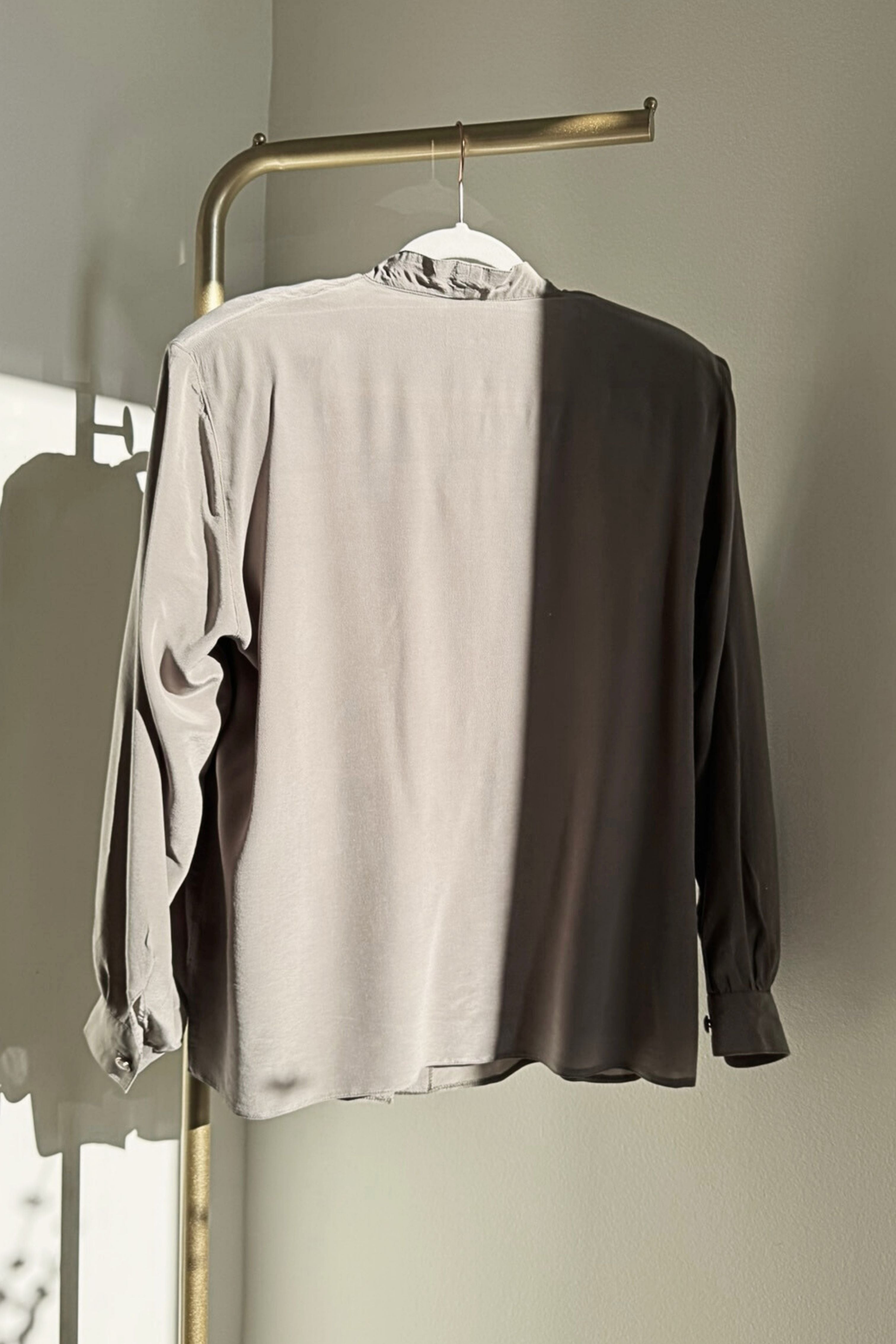 Chemisier en soie élégant taupe