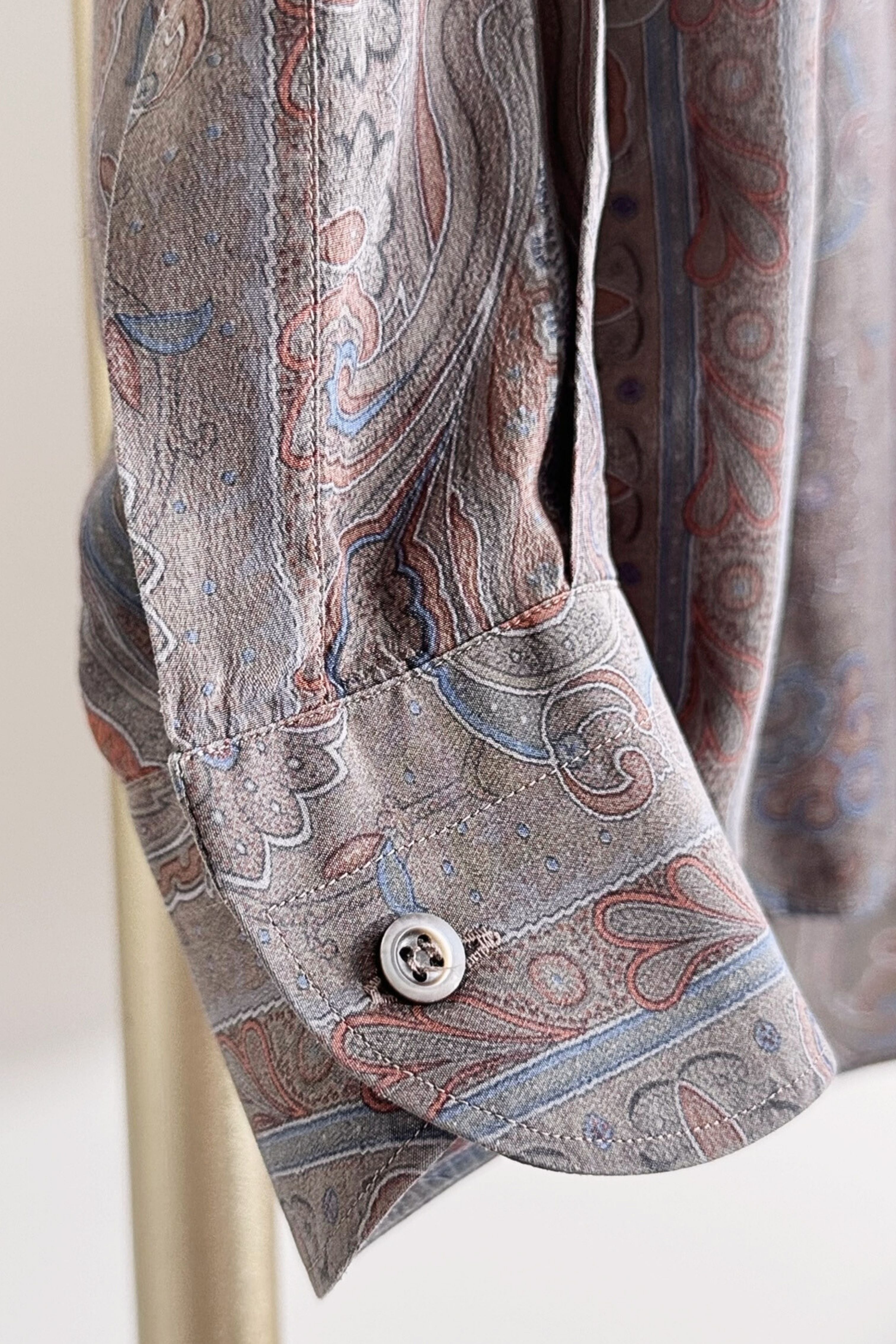 Chemisier en soie à motifs paisley gris