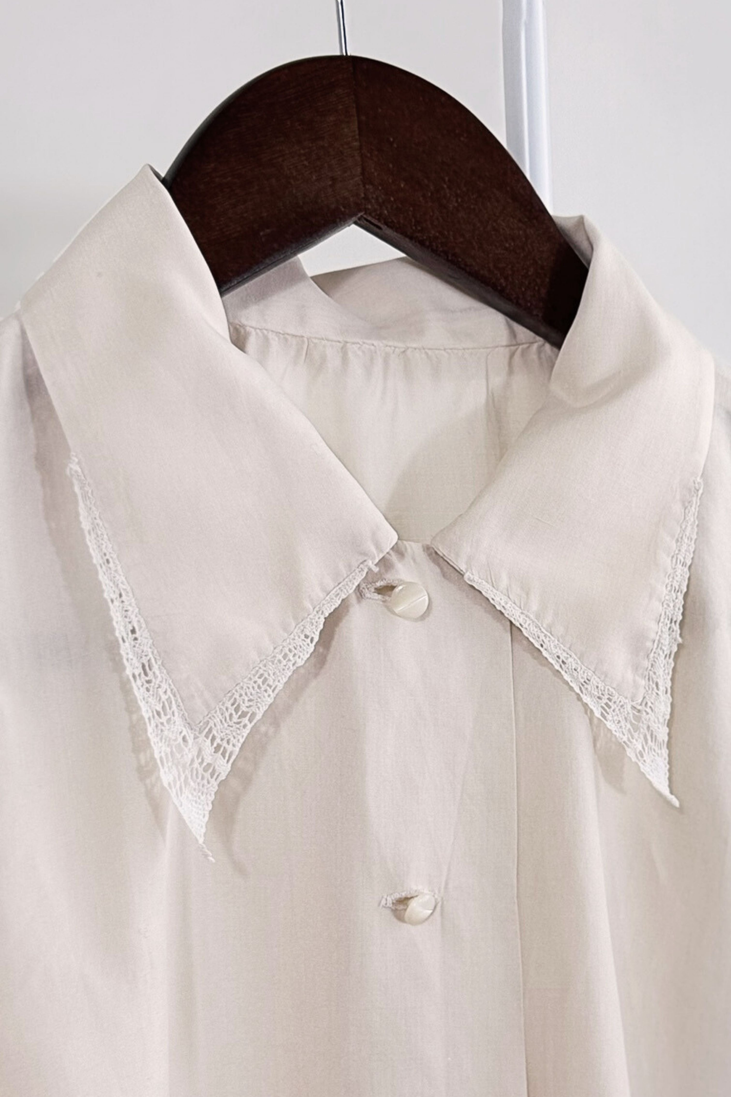 Chemisier en soie col dentelle beige