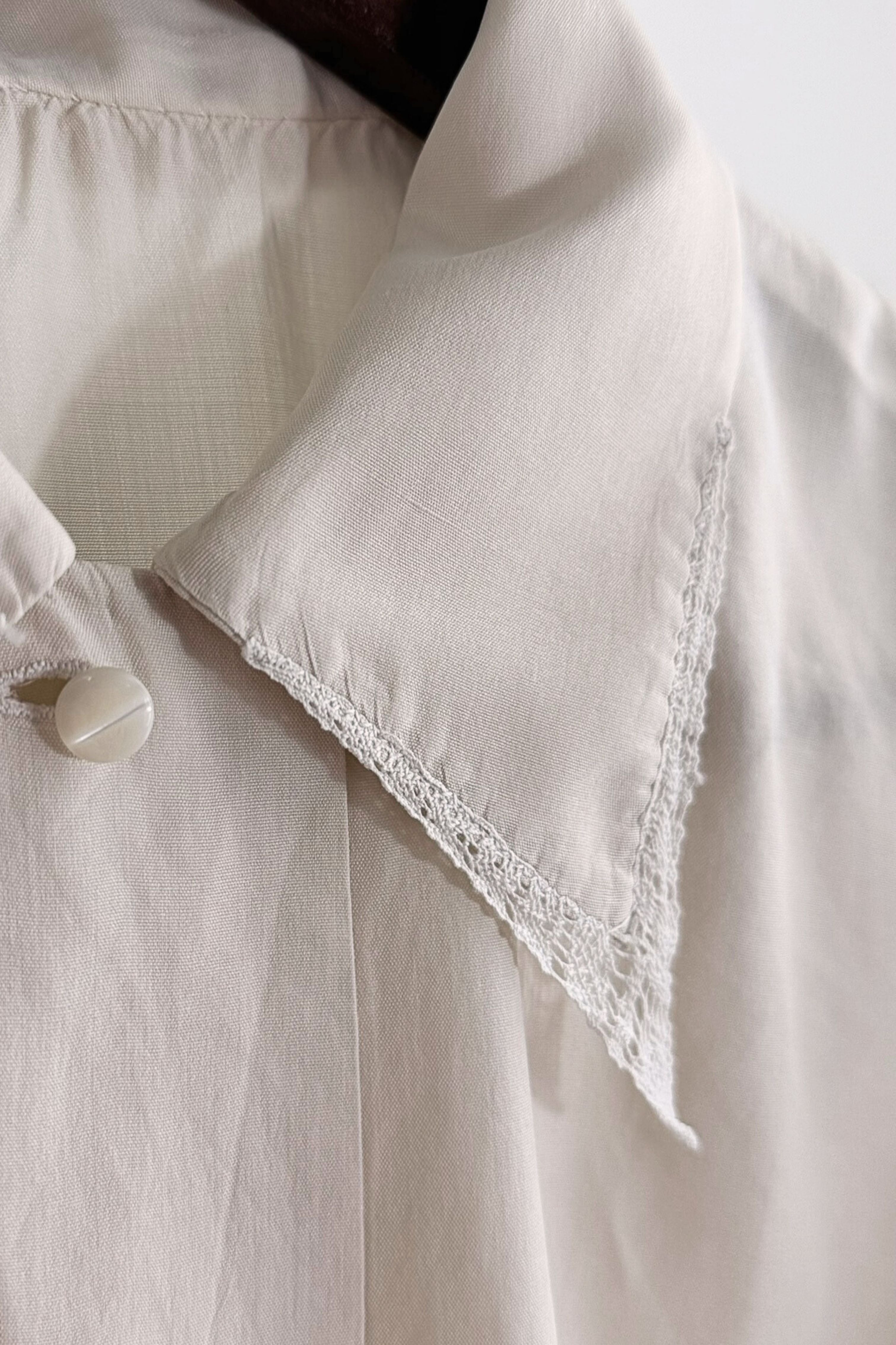 Chemisier en soie col dentelle beige