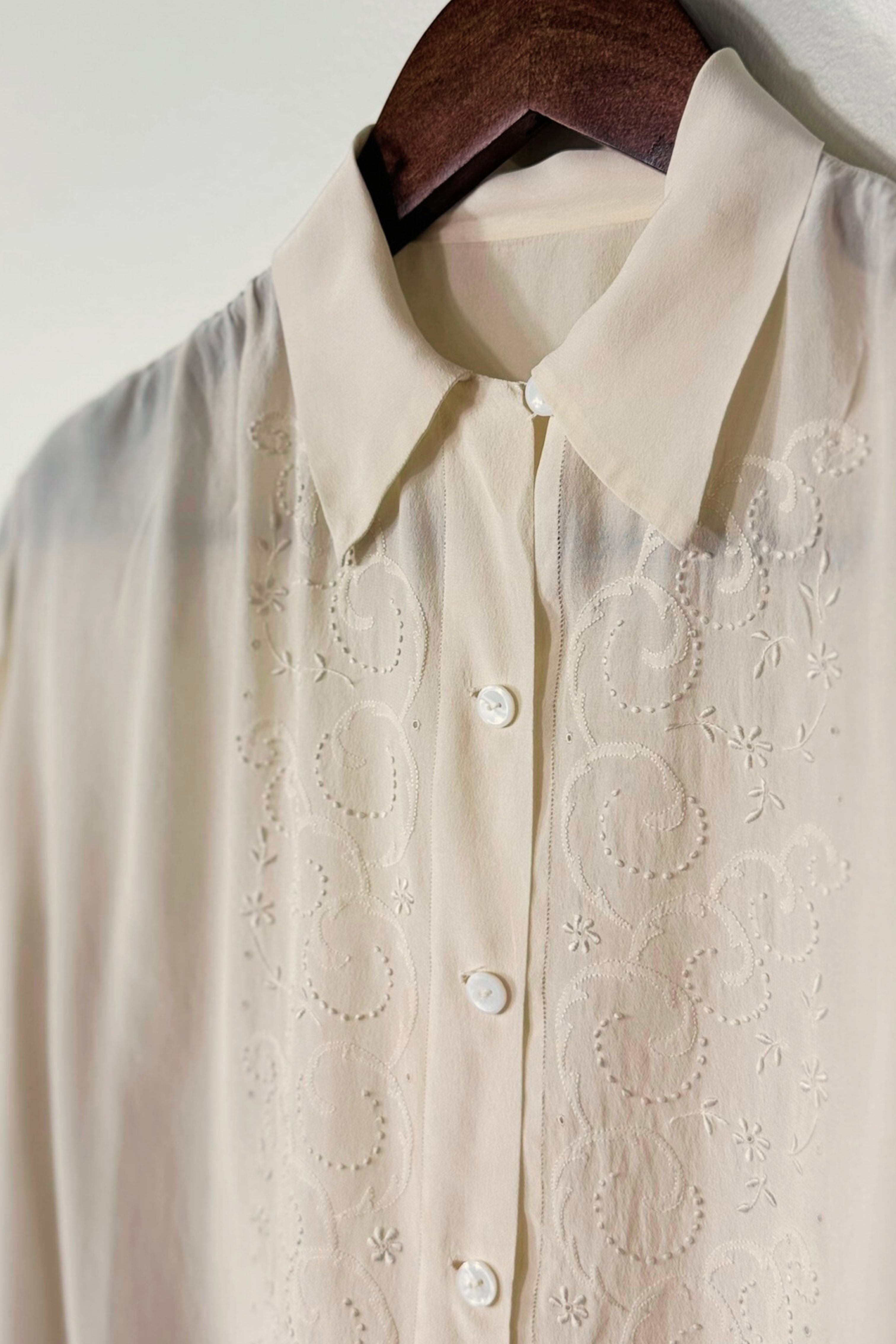 Chemisier délicat en soie brodé écru