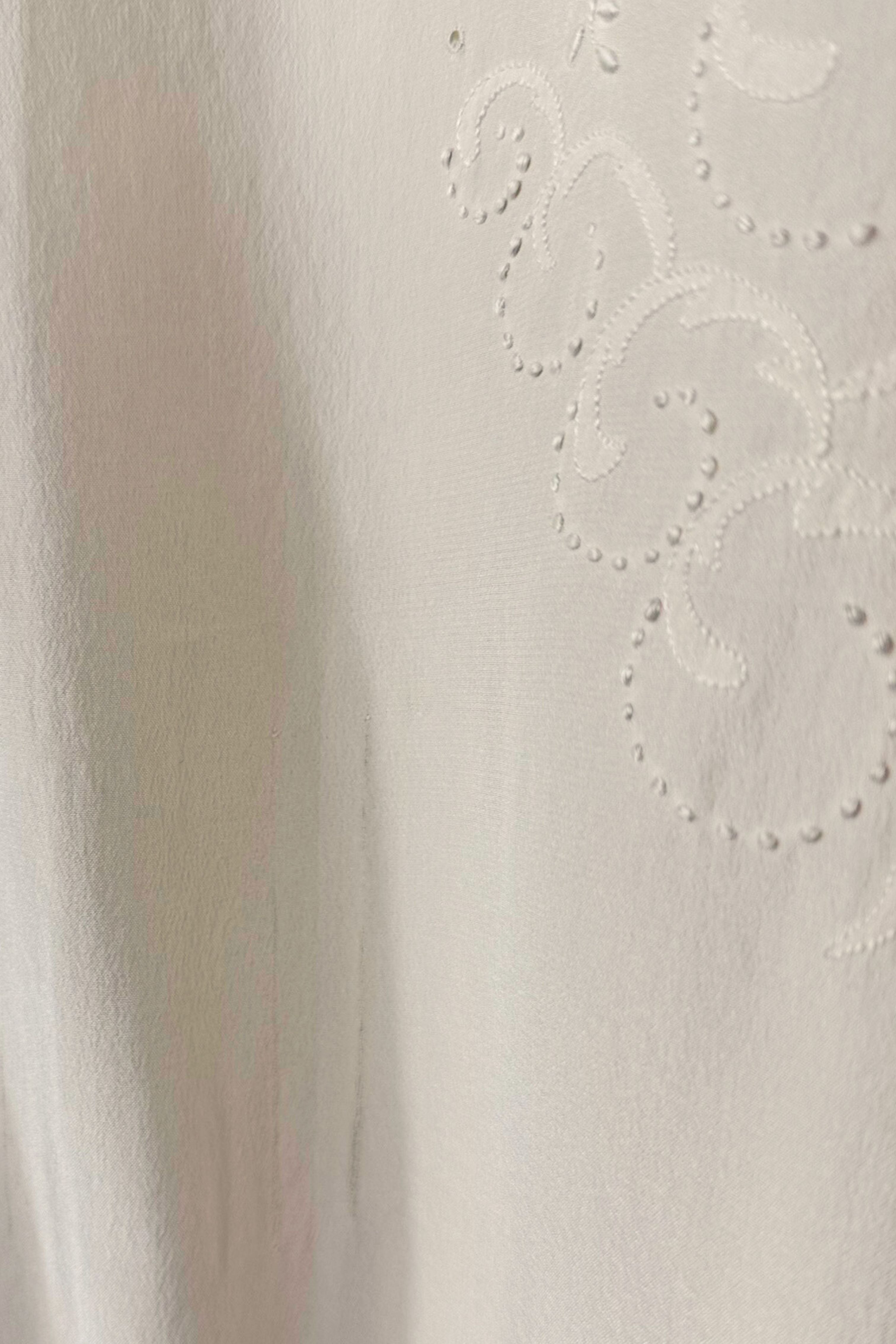 Chemisier délicat en soie brodé écru