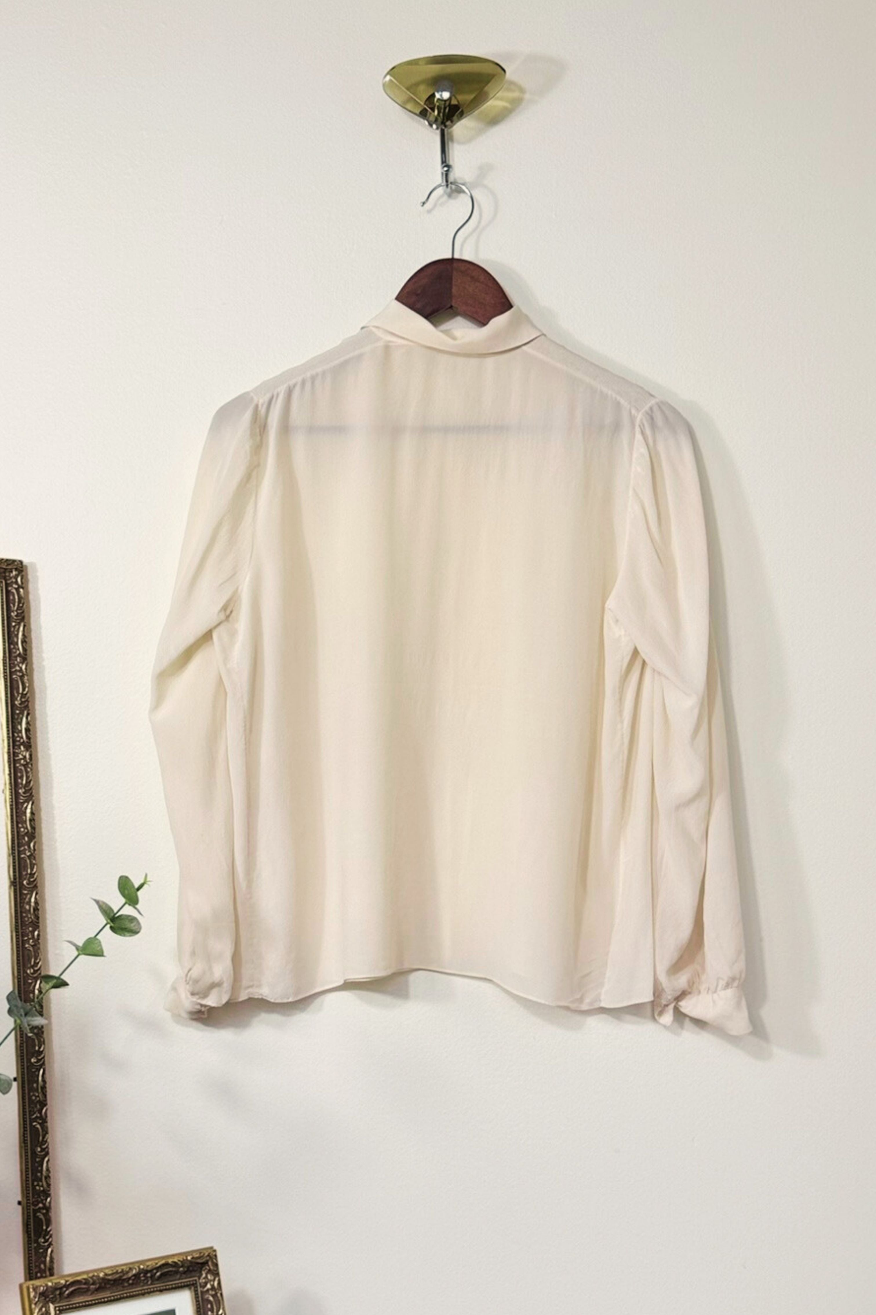 Chemisier délicat en soie brodé écru